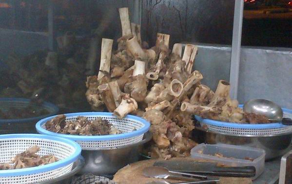 Sensasi Segarnya Menyeruput Semangkuk Sop Sumsum Kutaraja